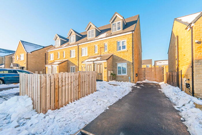 3 Bedroom Town House For Sale In Cliffe Hill View, Skelmanthorpe, HD8