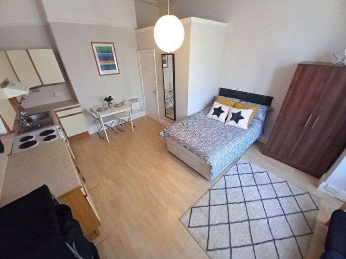 1 Bedroom Flat To Rent In Flat, Headingley Lane, Headingley, Leeds, LS6