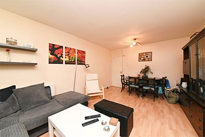 2 Bedroom Flat To Rent In Adelphi Court, High Road, East Finchley, N2