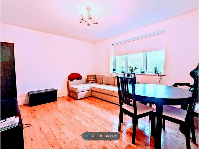 2 Bedroom Flat To Rent In Ricards Road, London, SW19
