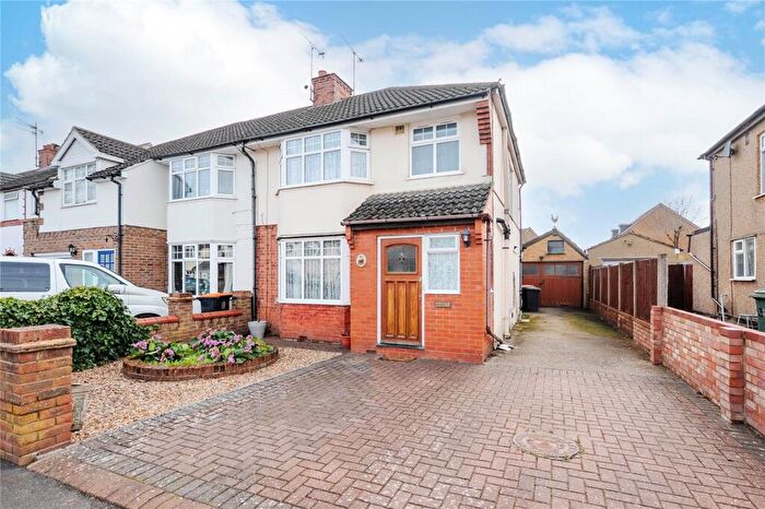3 Bedroom Semi Detached House For Sale In Suncote Avenue, Dunstable, Bedfordshire, LU6