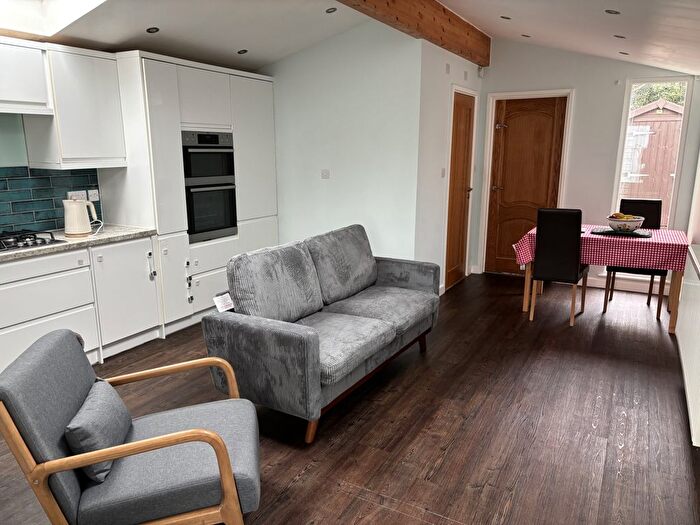 1 Bedroom Flat To Rent In Manor Road, Guildford, Surrey, GU2