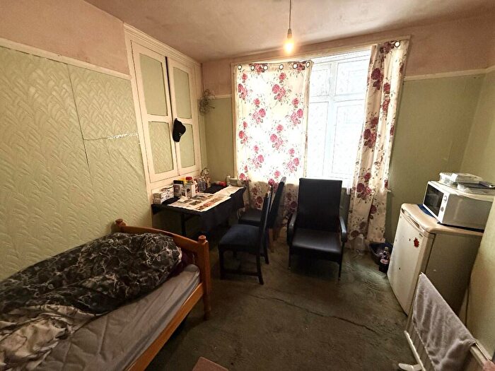 3 Bedroom Flat For Sale In Bargates, Christchurch, Dorset, BH23