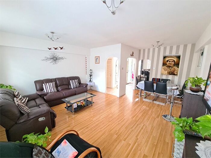 3 Bedroom Flat To Rent In Viceroy Close, East Finchley, N2