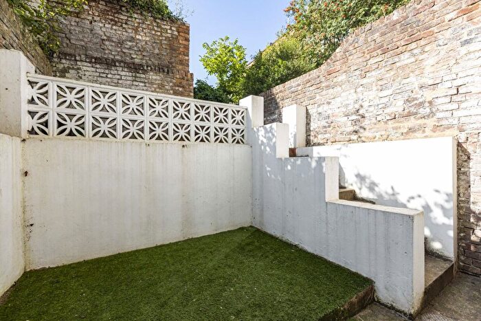 3 Bedroom Flat To Rent In Isledon Road, Holloway, N7