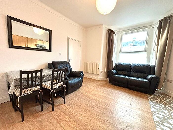 1 Bedroom Flat To Rent In Pembroke Road, Ilford, IG3