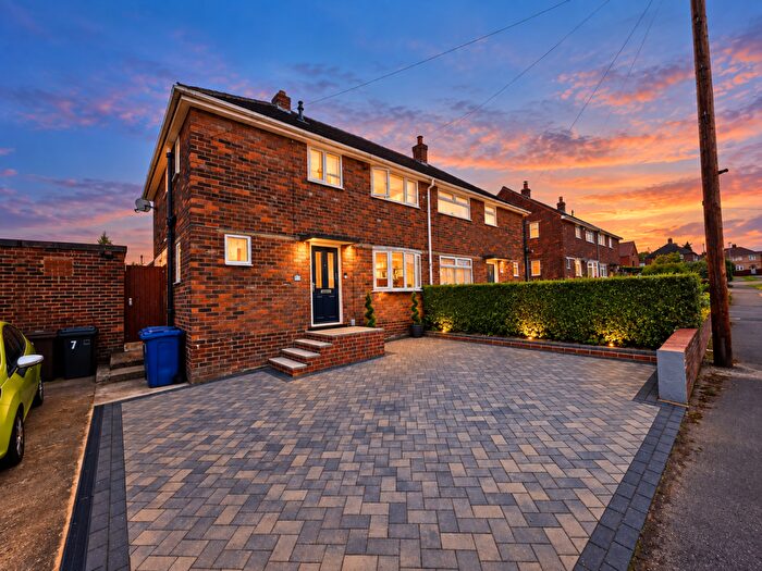 3 Bedroom Semi-Detached House For Sale In Windsor Avenue, Darton, Barnsley, S75