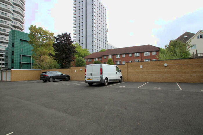 Property To Rent In Parking Space Available, East Croydon, CR0