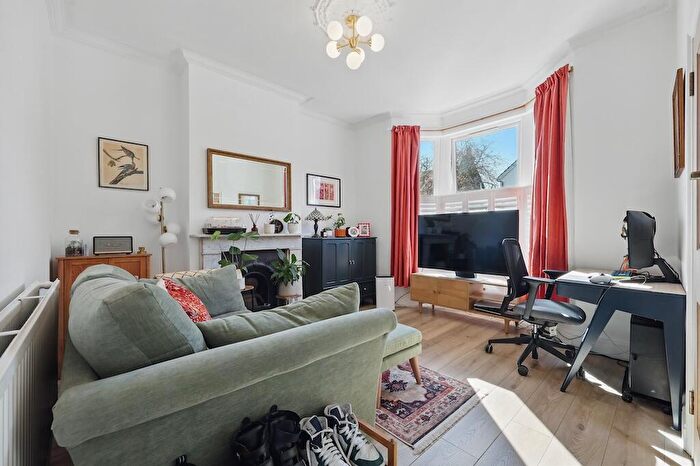 1 Bedroom Flat For Sale In Meadow Road, Loughton, IG10