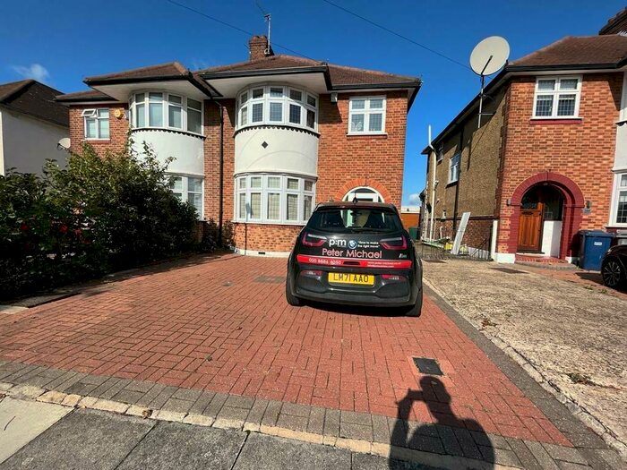 3 Bedroom Semi-Detached House To Rent In Chase Way, Southgate, N14