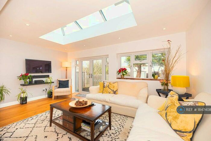 4 Bedroom Detached House To Rent In Cardinal Avenue, Morden, SM4