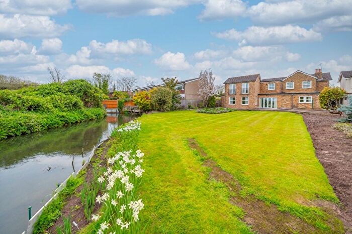 4 Bedroom Detached House For Sale In Linden Way, Shepperton, Surrey, TW17