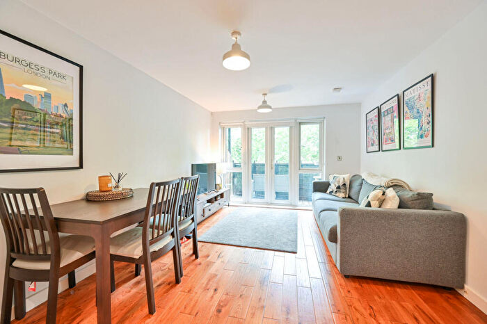2 Bedroom Flat For Sale In St Georges Way, Camberwell, London, SE15