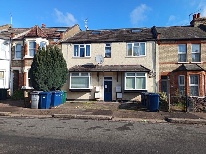 2 Bedroom Flat For Sale In Crescent Road, Barnet, EN4