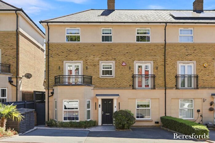 4 Bedroom Semi Detached House For Sale In Milan Walk, Brentwood, CM14