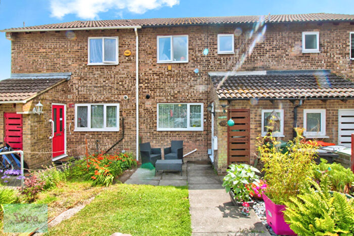 3 Bedroom Terraced House For Sale In Spoondell, Dunstable, LU6