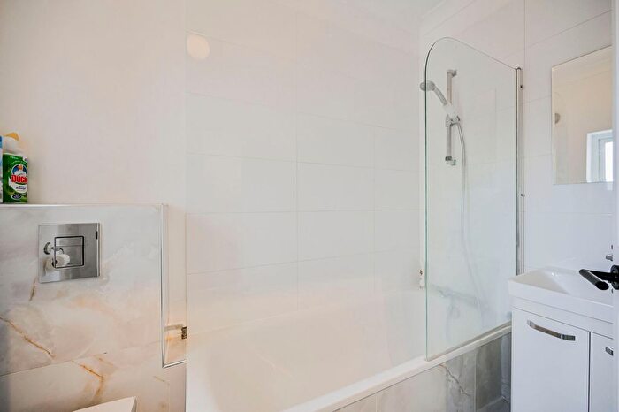 3 Bedroom Flat For Sale In Elyne Road, Harringay, London, N4