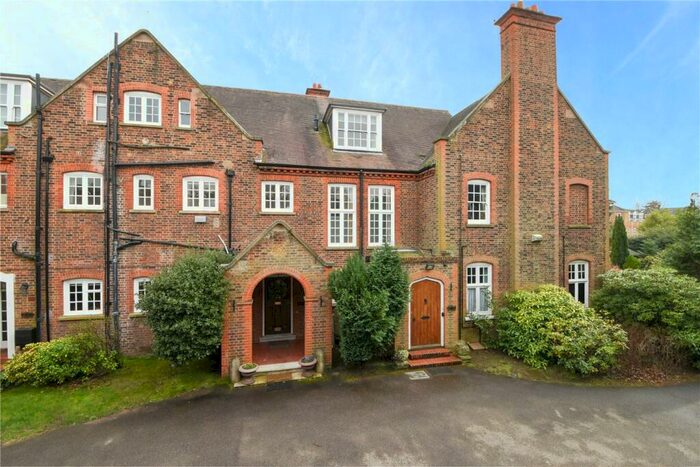 2 Bedroom Apartment To Rent In Oatlands Chase, Weybridge, Surrey, KT13