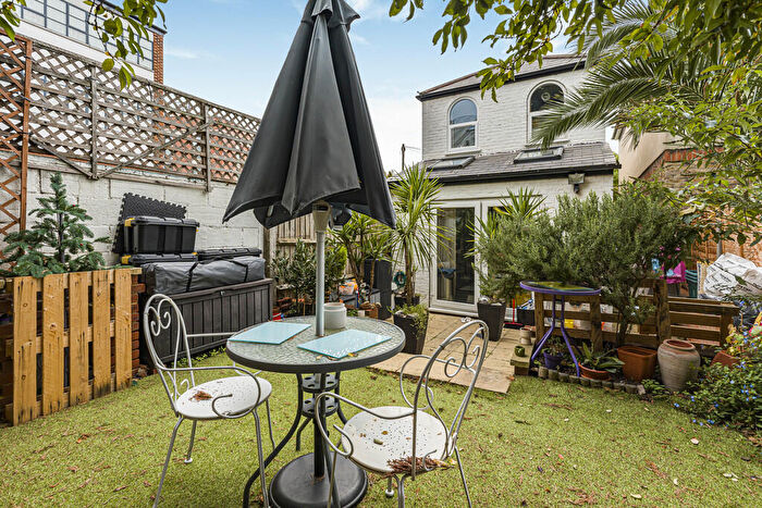 2 Bedroom Detached House For Sale In Cowleaze Road, Kingston Upon Thames, KT2