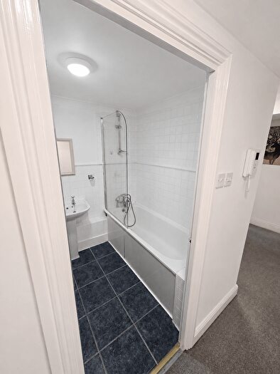 1 Bedroom Flat To Rent In Riverway House, E14