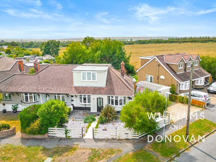 3 Bedroom Chalet For Sale In Watlington Road, South Benfleet, SS7