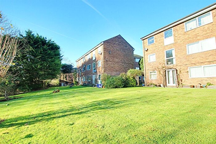2 Bedroom Flat For Sale In Riverside Close, Kings Langley, WD4