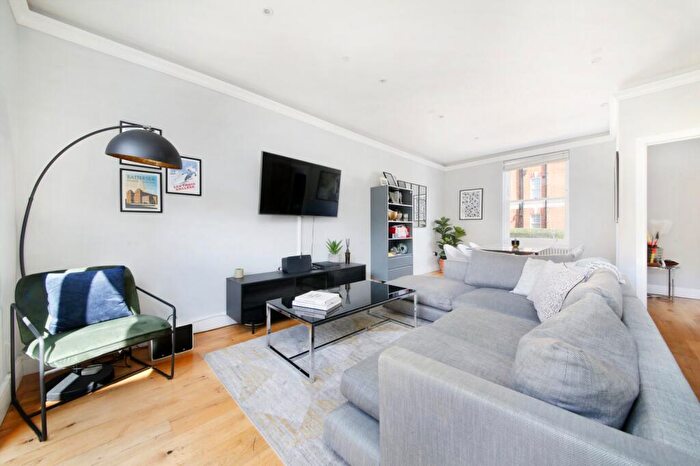 3 Bedroom Terraced House For Sale In Battersea Bridge Road, Battersea Park, SW11