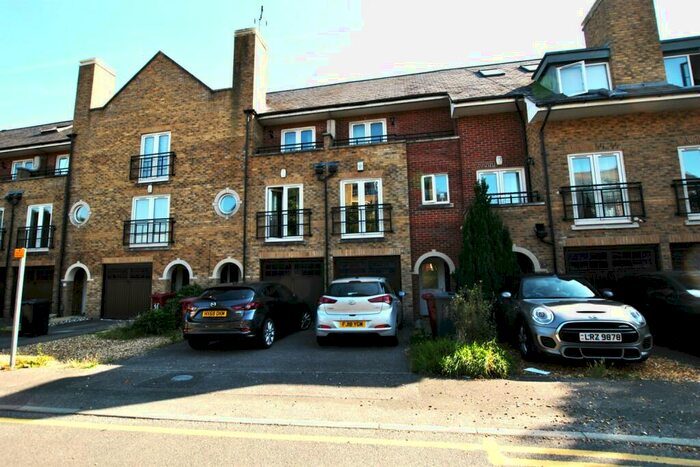 3 Bedroom Town House To Rent In Iliffe Close, Reading, RG1