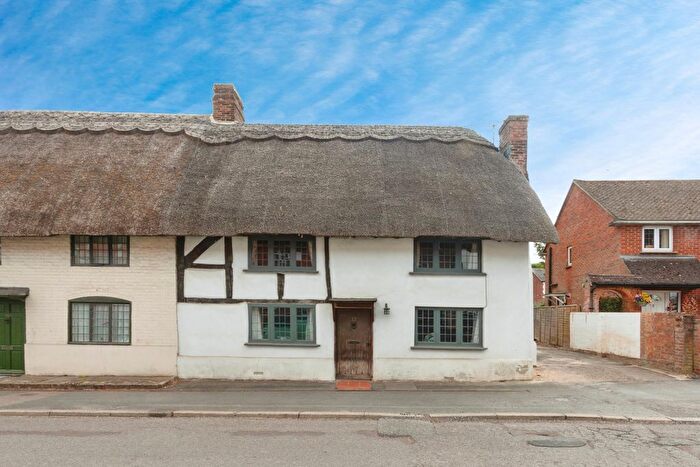 3 Bedroom End Terrace House For Sale In Winchester Street, Overton, Basingstoke, Hampshire, RG25