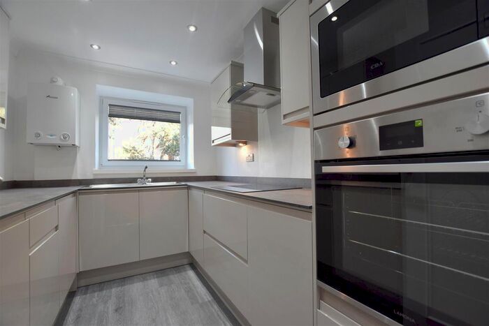 2 Bedroom Property To Rent In Woodlands Road, Redhill, RH1