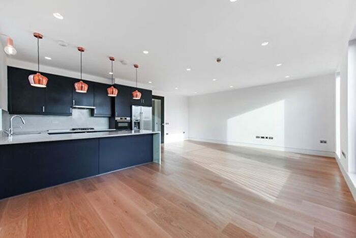 3 Bedroom Flat To Rent In Very Nera The Common Area, Ealing, W5