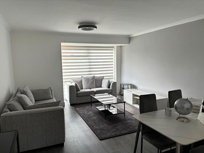 2 Bedroom Flat To Rent In High Road, Bushey Heath, WD23