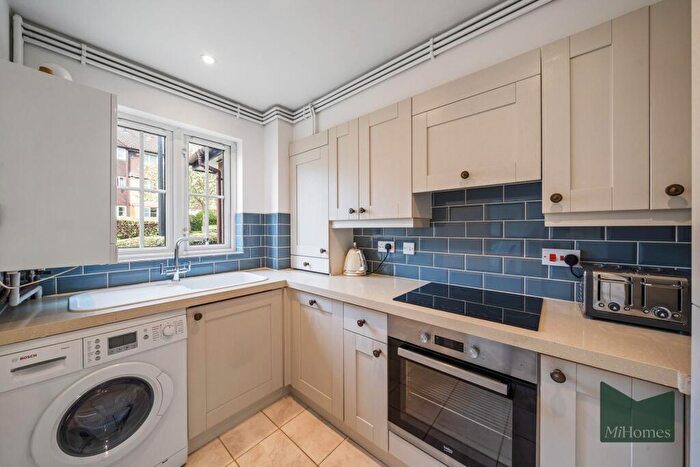 2 Bedroom Flat To Rent In Waverley Road, Enfield, EN2