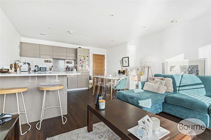 1 Bedroom Flat For Sale In Sycamore Avenue, Woking, Surrey, GU22