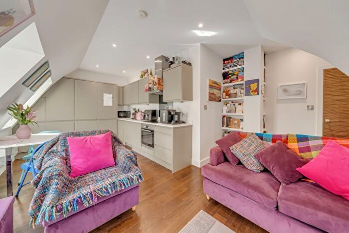 Studio For Sale In High Road, Walsingham House, N20