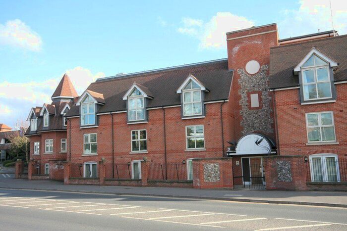 2 Bedroom Flat To Rent In Leret Way, Leatherhead, KT22