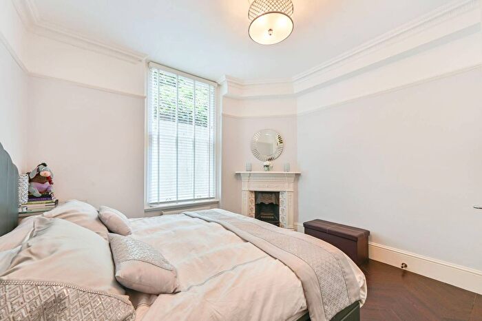 2 Bedroom Flat For Sale In Pitt Street, Kensington, London, W8
