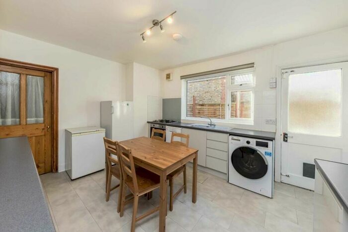 2 Bedroom Maisonette To Rent In Weir Road, Balham, SW12