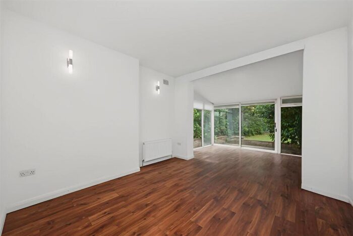 2 Bedroom Apartment To Rent In Cavendish Avenue, London, N3