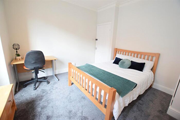 3 Bedroom Terraced House To Rent In Whitehall Grove - Student House - /, LN1