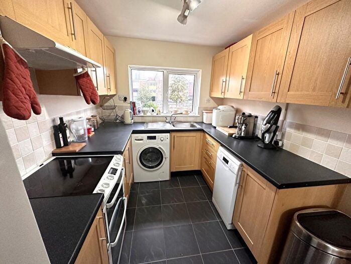 1 Bedroom Flat For Sale In Fairview Avenue, Woking, GU22