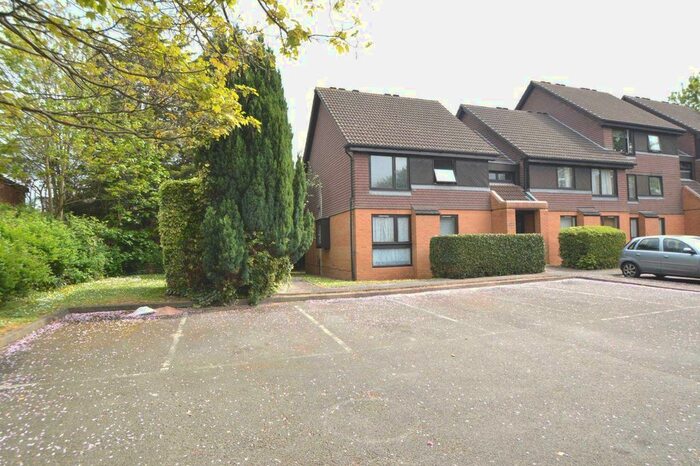 2 Bedroom Flat To Rent In Flemish Fields, Chertsey, KT16