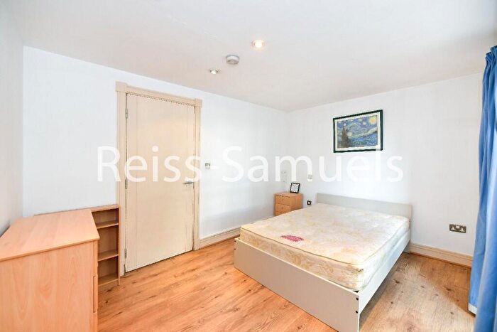 3 Bedroom Flat To Rent In Nova Building, Newton Place, Canary Wharf, London, E14