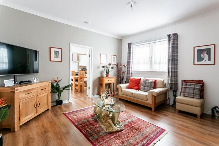 3 Bedroom Semi Detached House For Sale In Esslemont Road, Edinburgh, EH16