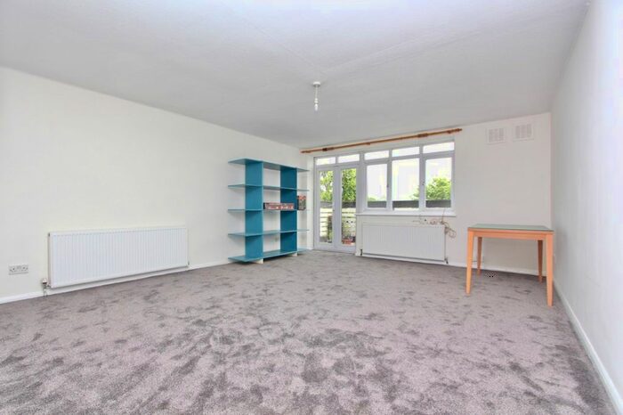 3 Bedroom Flat To Rent In Queen Elizabeth Walk, Stoke Newington, London, N16