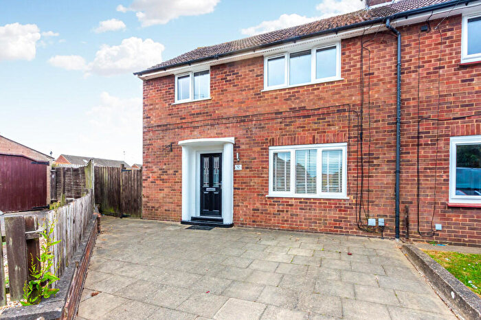 3 Bedroom Semi Detached House For Sale In Mallery Close, Rushden, NN10