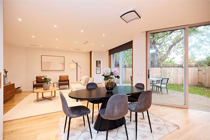 3 Bedroom Flat To Rent In Crowntree Mews, London, NW7