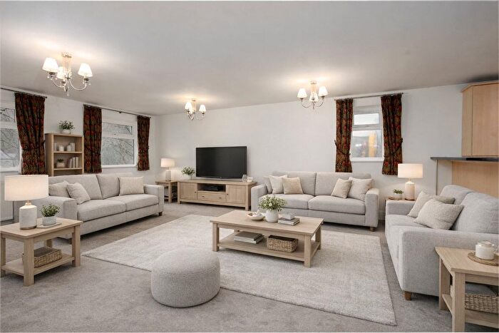 3 Bedroom Flat For Sale In Wellington Road, Greenfield, Saddleworth, OL3