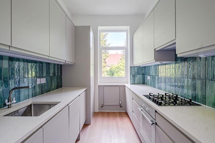 2 Bedroom Flat For Sale In Raglan Road, Reigate, RH2