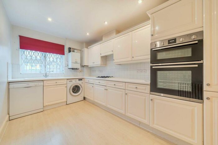 2 Bedroom Flat To Rent In Longcrofte Road, Edgware, HA8